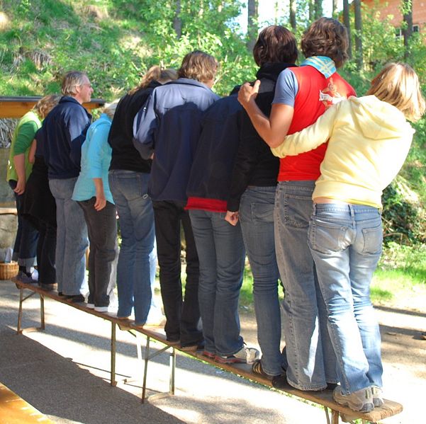 Datei:Bierbank-Balance.jpg