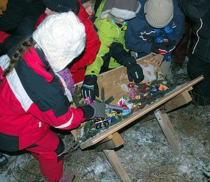 Weihnachtskrippe bei einer Weihnachtsfeier im Wald