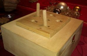 Eine selbstgemachte Spielbox mit integriertem Spielfeld