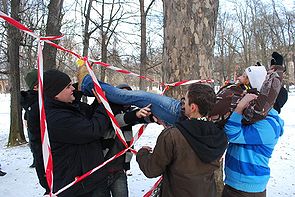 Das Spiel Spinnennetz im Freien gespielt